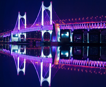 晚上在韩国釜山的广安大桥和海云台