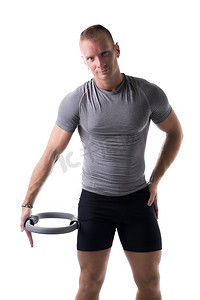 年轻肌肉男用普拉提环锻炼