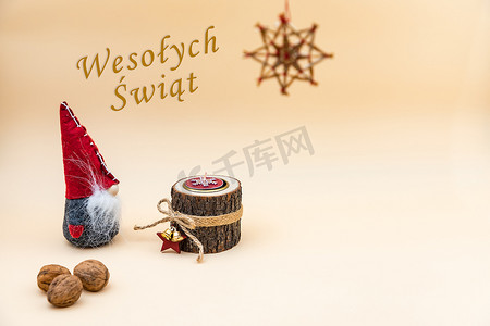 贺卡上有文字 Wesotych Swiat，颜色为红色、棕色、米色和白色 — 圣诞壁纸
