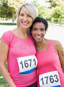 参加乳腺癌马拉松的女性