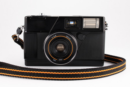 电影胶卷白色摄影照片_旧相机，过去流行的老式相机胶卷隔离在白色背景上。
