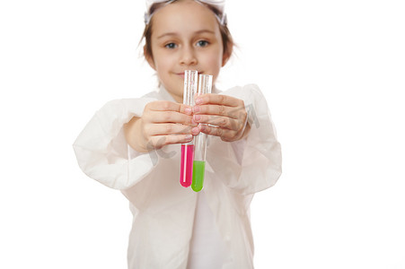 小孩子的手伸出试管，向相机展示试管中当前的化学反应。