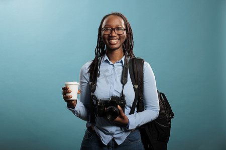 拥有 DSLR 照片设备和咖啡的快乐积极微笑的摄影爱好者