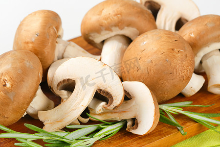 奶油蘑菇摄影照片_新鲜的奶油蘑菇