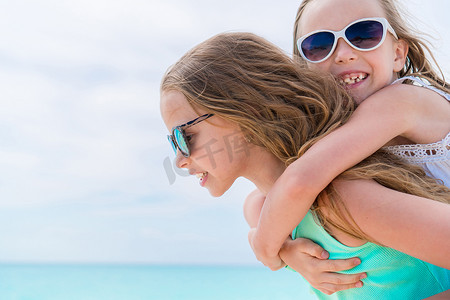 小孩在沙滩玩耍摄影照片_可爱的小孩在沙滩上一起玩耍的肖像