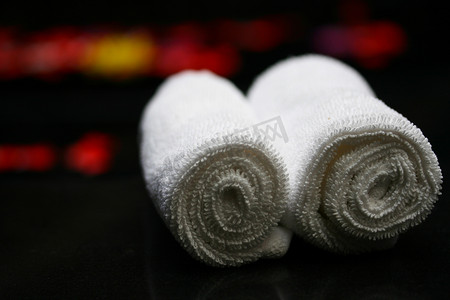 酒店浴室里的卷毛巾。