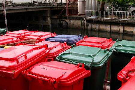 绿色、蓝色、红色垃圾桶、回收桶、垃圾桶和公立医院。