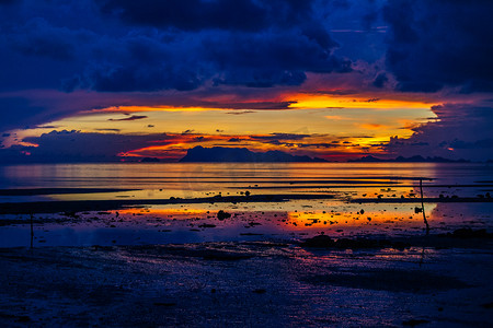 大气粒子摄影照片_太阳落在海滩上，反射美丽
