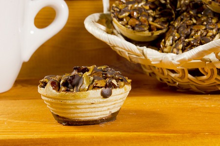 篮子里的饼干摄影照片_华夫饼篮子里的葵花籽饼干和巧克力