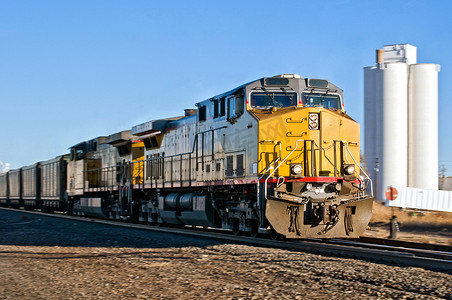 运煤火车摄影照片_来自怀俄明州的清晨运煤火车