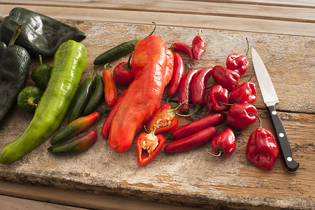 新鲜辣椒摄影照片_各种各样的五颜六色的新鲜辣椒