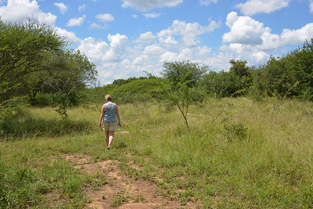 非洲蓝天白云在大自然中行走的女人