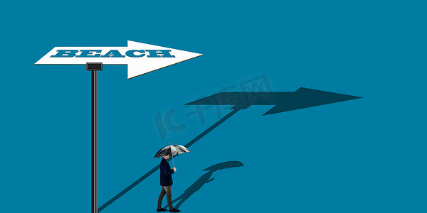 一名男子带着雨伞走向海滩的镜头，前面有一个箭头指向海滩方向。