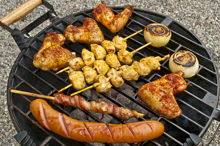 烧烤用鸡翅、多味香肠、肉串和火腿