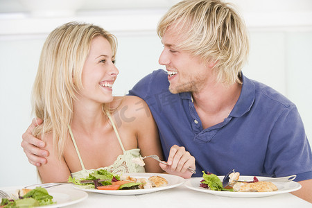 年轻夫妇一起享用美食，用餐时间