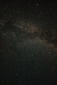 有许多星星和银河的夜空