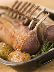 英国食物摄影照片_英国春季羊肉配迷迭香烤新土豆的最佳收尾