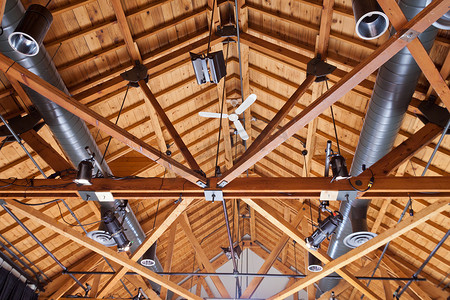 木屋吊顶管道照明安装
