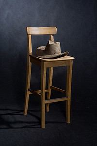 椅子和西式帽子
