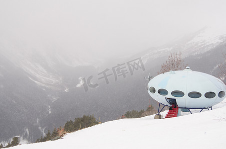 plate摄影照片_Dombay，俄罗斯 - 2015 年 2 月 7 日：酒店“Plate”位于 Dombay 小镇 Mussa-Achitara 山海拔 2250 米处