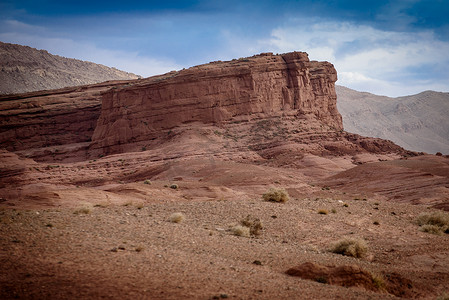 戴尔斯峡谷摄影照片_摩洛哥阿特拉斯山脉的游牧谷