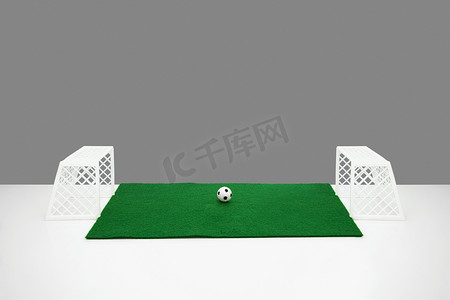 小型桌面足球球门柱、足球和果岭毛毡假货