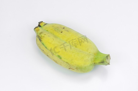 剥香蕉摄影照片_在白色背景的被剥皮的耕种的香蕉。