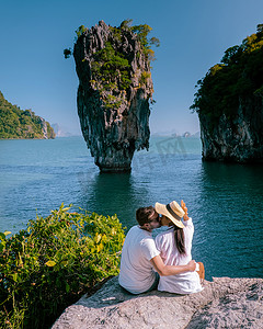詹姆斯邦德岛攀牙湾泰国，夫妇参观泰国普吉岛附近的岛屿