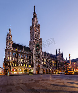 慕尼黑展馆图摄影照片_德国巴伐利亚黎明时分的慕尼黑新市政厅和玛利亚广场