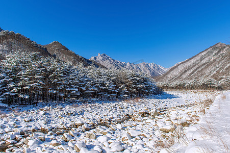 雪岳山在冬天被雪覆盖，韩国。