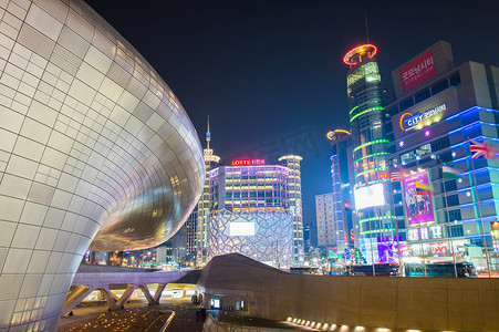 韩国东大门摄影照片_东大门设计广场是由扎哈·哈迪德设计的首尔现代建筑。