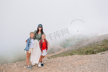 山中美丽幸福的家庭在雾的背景下。