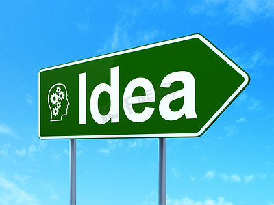 营销理念： 想法和头与齿轮在路标背景