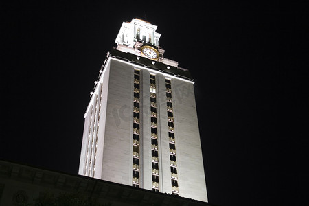德克萨斯大学钟楼在晚上