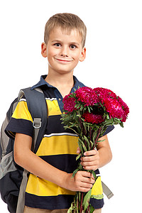 小学生拿着花。