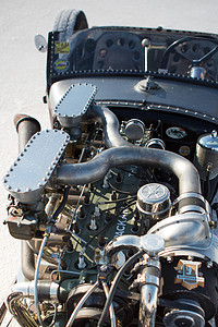 雀神大赛摄影照片_2012 年速度世界大赛期间的老式帕卡德汽车发动机。
