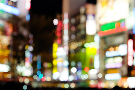 涉谷十字路口摄影照片_晚上涩谷十字路口的灯光失焦