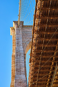 织带摄影照片_纽约市布鲁克林大桥下方有数十条类似织带的钢丝支撑
