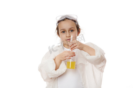 刻度移液管摄影照片_小学生，穿白大褂的小女孩，用实验室玻璃棒，在烧杯里混合黄色化学溶液，