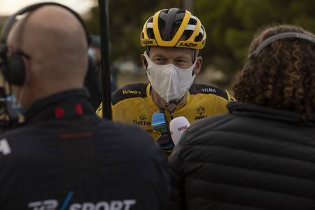回报摄影照片_记者采访西班牙自行车赛第四赛段冠军