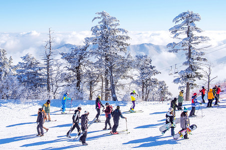 游客在韩国德裕山附近拍摄美丽的风景和滑雪。