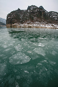庐山摄影照片_冬季风景，湖面结冰，韩国