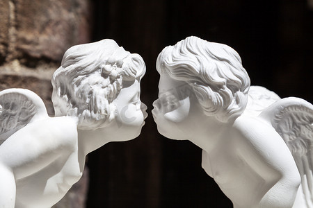 亲吻丘比特的白色石膏雕像，特写