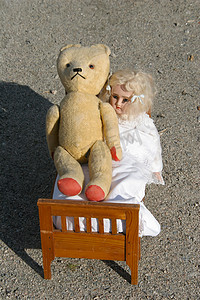 洋娃娃和泰迪熊在床上