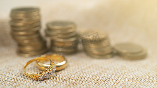 与堆硬币的结婚戒指，为结婚存钱。
