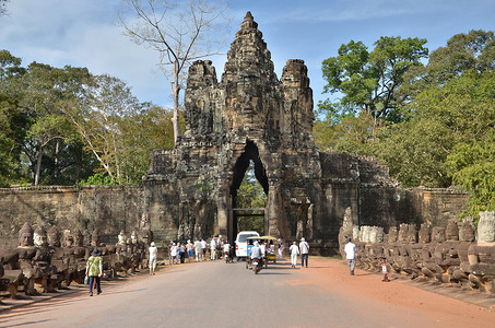 柬埔寨暹粒市-2015 年 12 月 4 日：暹粒吴哥城南门的游客。