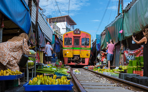 Maeklong Railway Market Thailand, Maeklong Railway Market with train 泰国