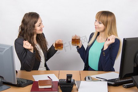 办公桌前两名办公室员工喝茶的谈话