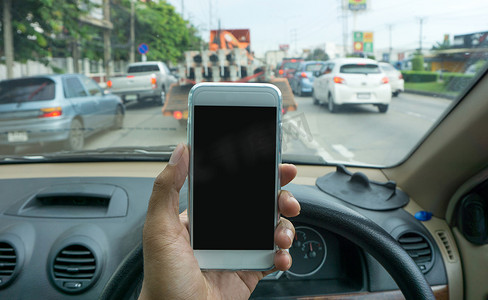 汽车智能驾驶摄影照片_开车时使用智能手机