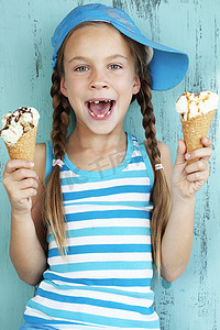 可爱冰淇淋摄影照片_冰淇淋的孩子
